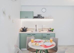 Tetera/pava eléctrica, silla alta para bebés