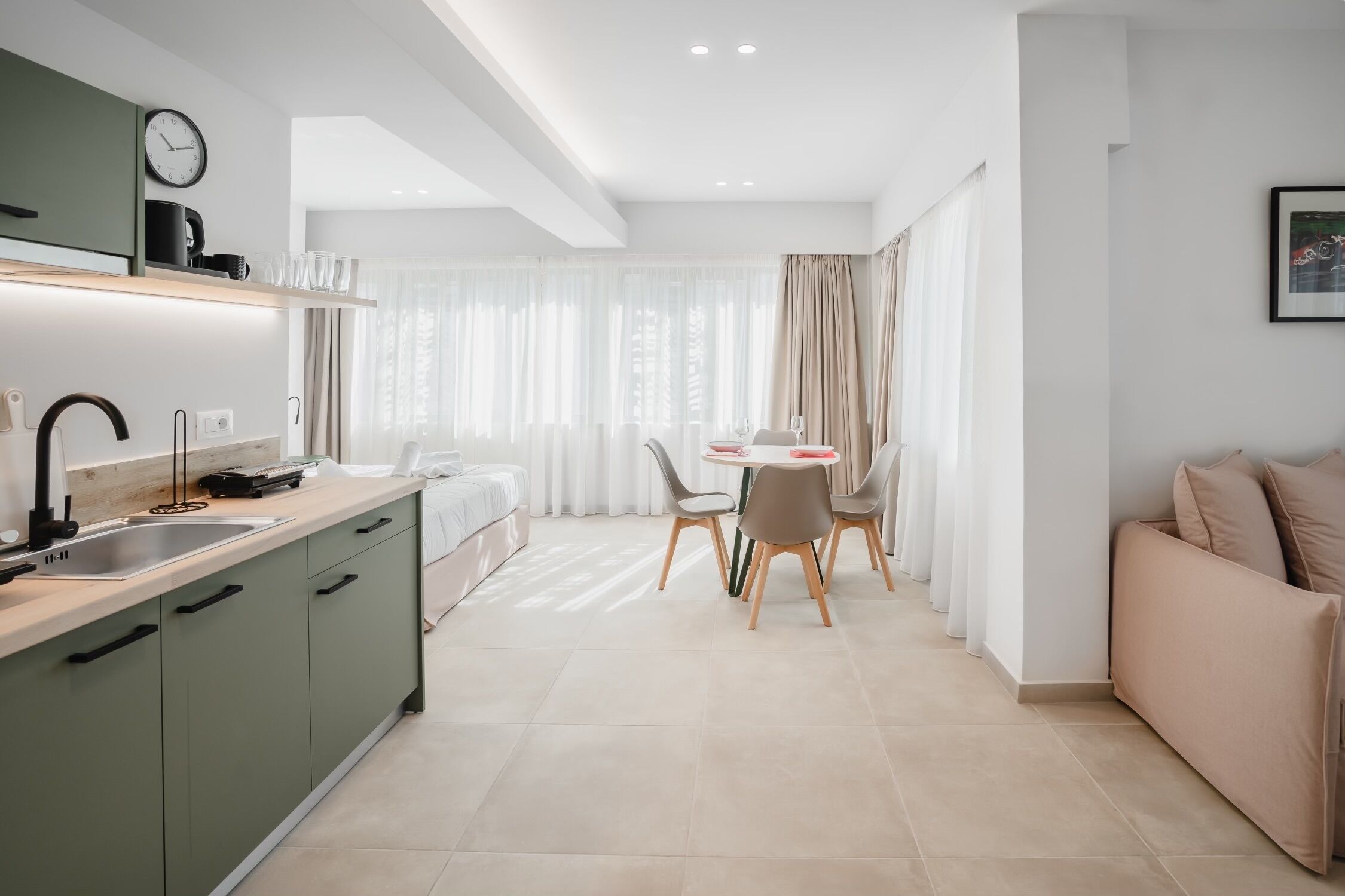 Caja de seguridad en la habitación, cortinas blackout y insonorización 