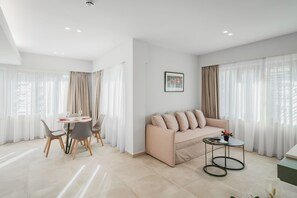 Caja fuerte, cortinas opacas, sistema de insonorización