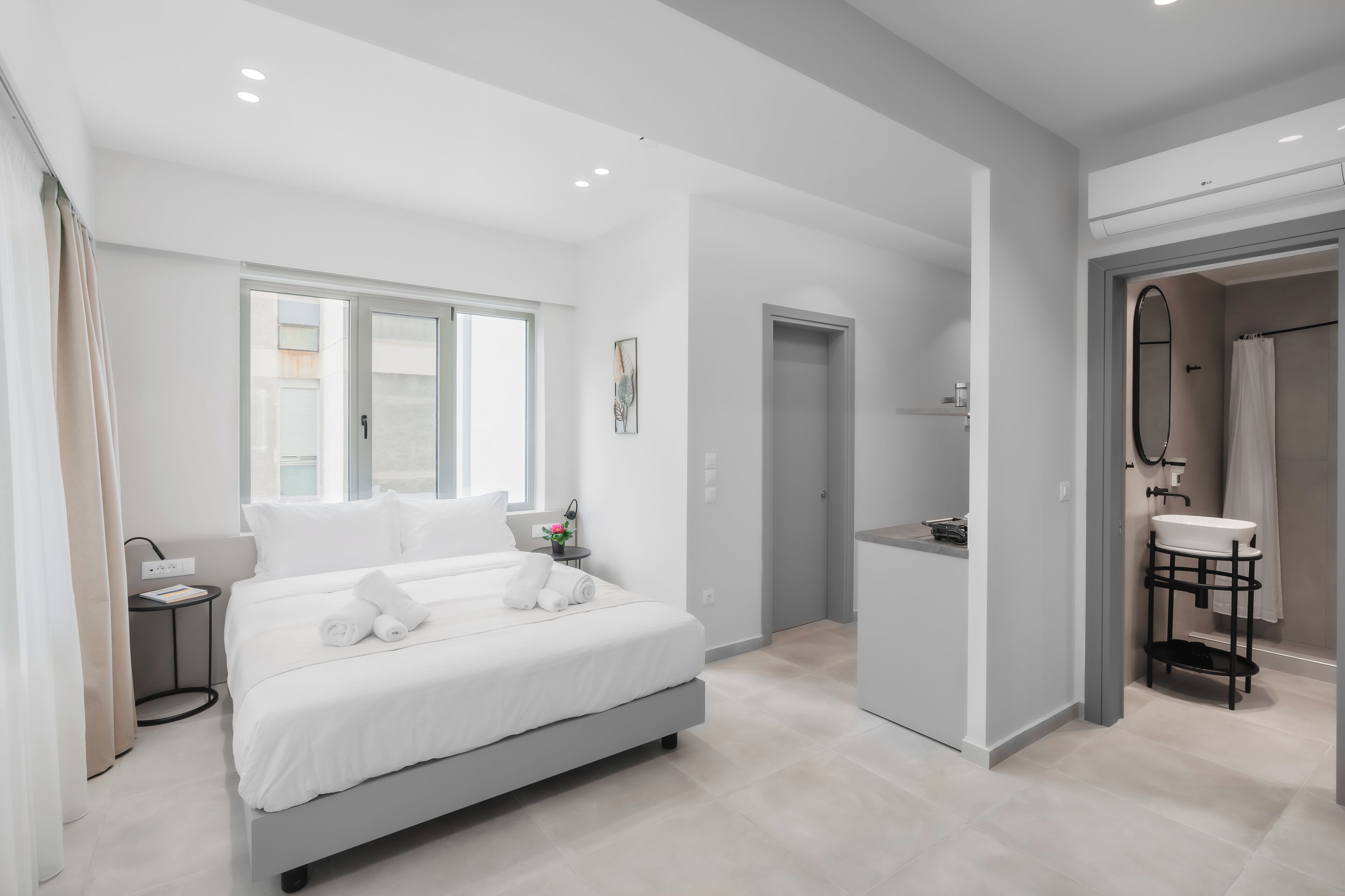 Caja de seguridad en la habitación, cortinas blackout y insonorización 