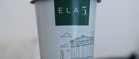 A coffee cup with a lid and a green label that reads "ELA5".