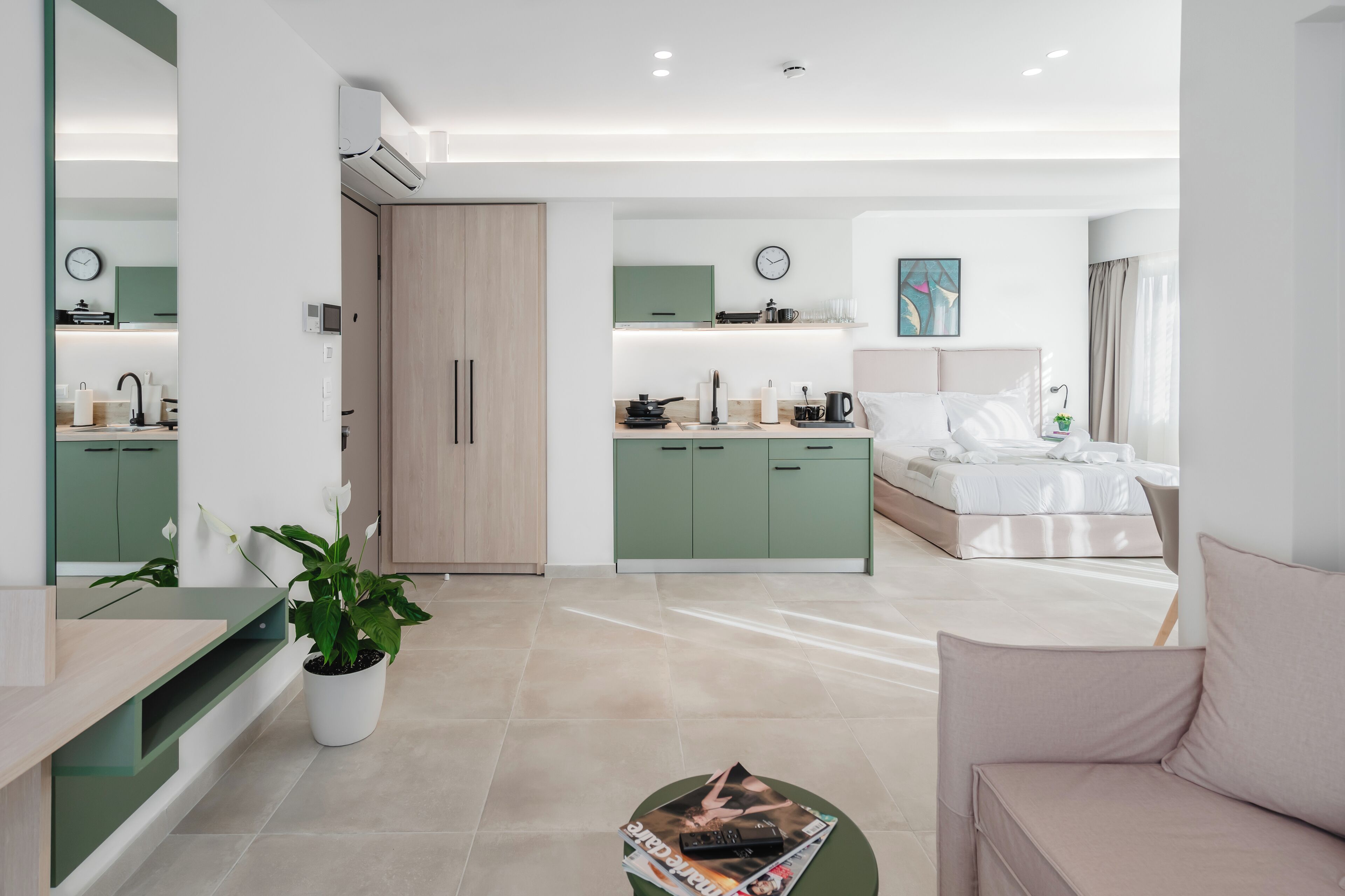 Caja de seguridad en la habitación, cortinas blackout y insonorización 