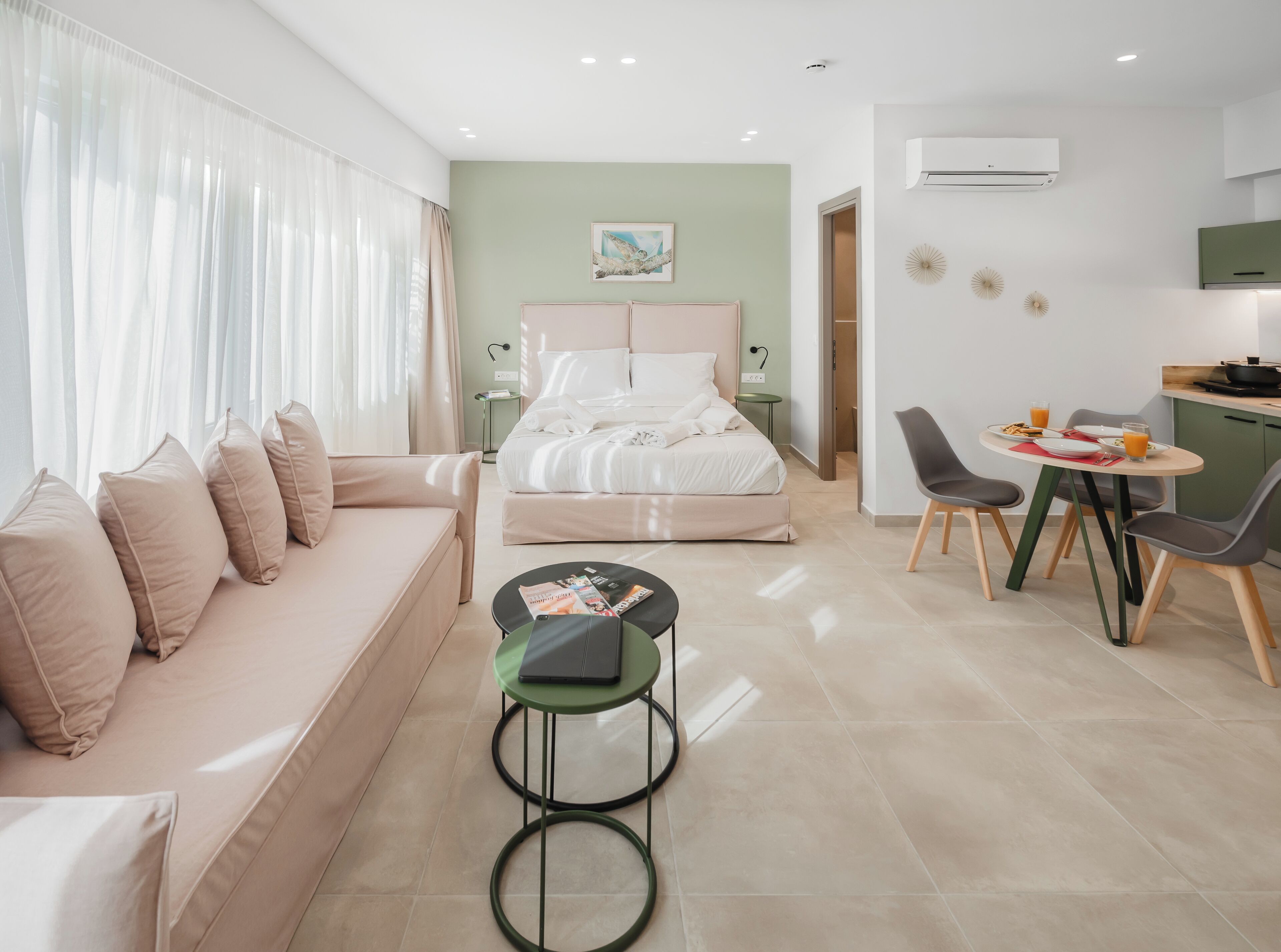 Caja de seguridad en la habitación, cortinas blackout y insonorización 