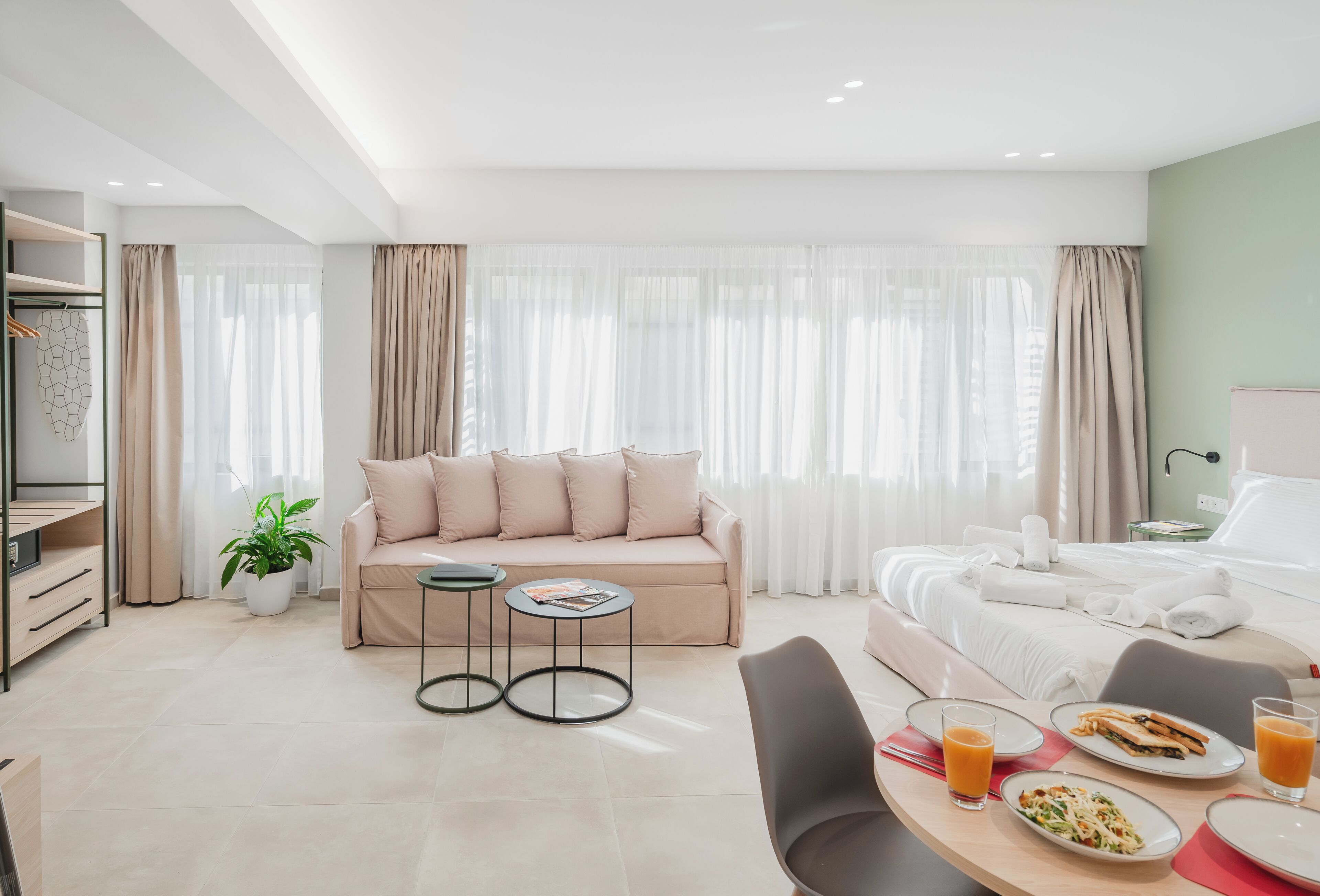 Caja de seguridad en la habitación, cortinas blackout y insonorización 