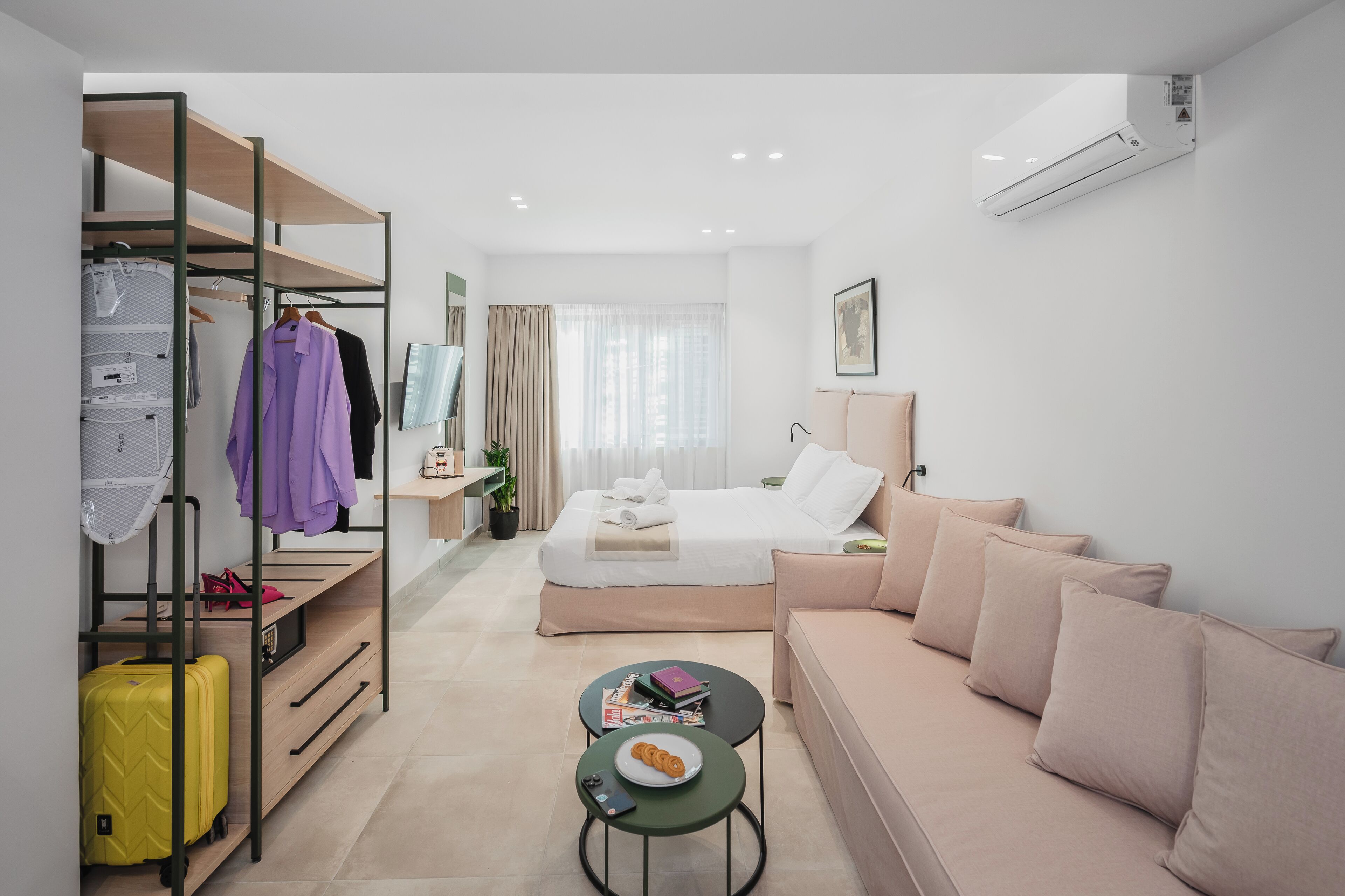 Caja de seguridad en la habitación, cortinas blackout y insonorización 