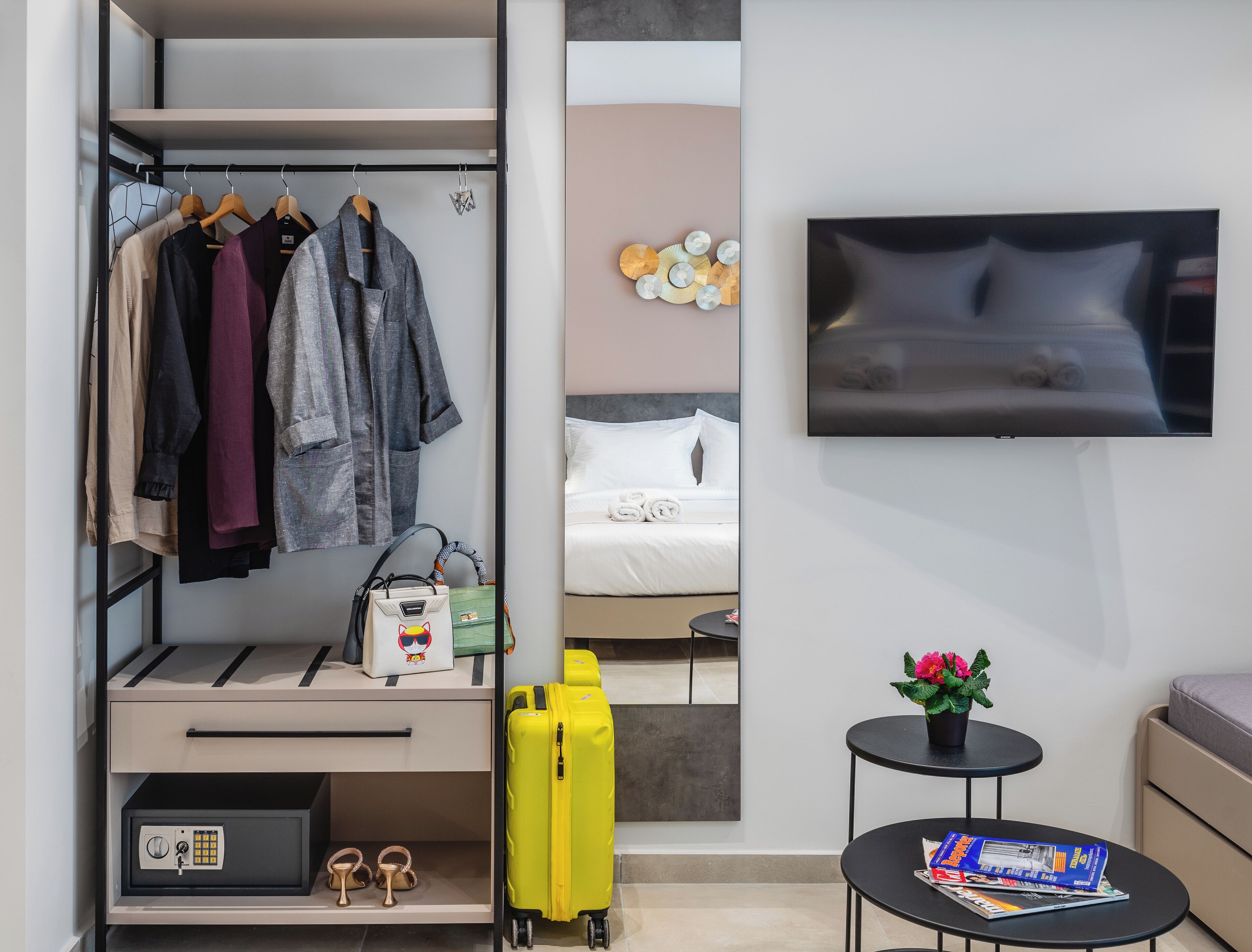 Caja de seguridad en la habitación, cortinas blackout y insonorización 