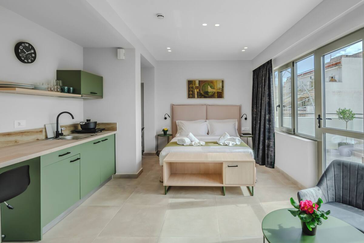 700 Luxury Suite | In-room safe, blackout drapes, soundproofing, iron/ironing board