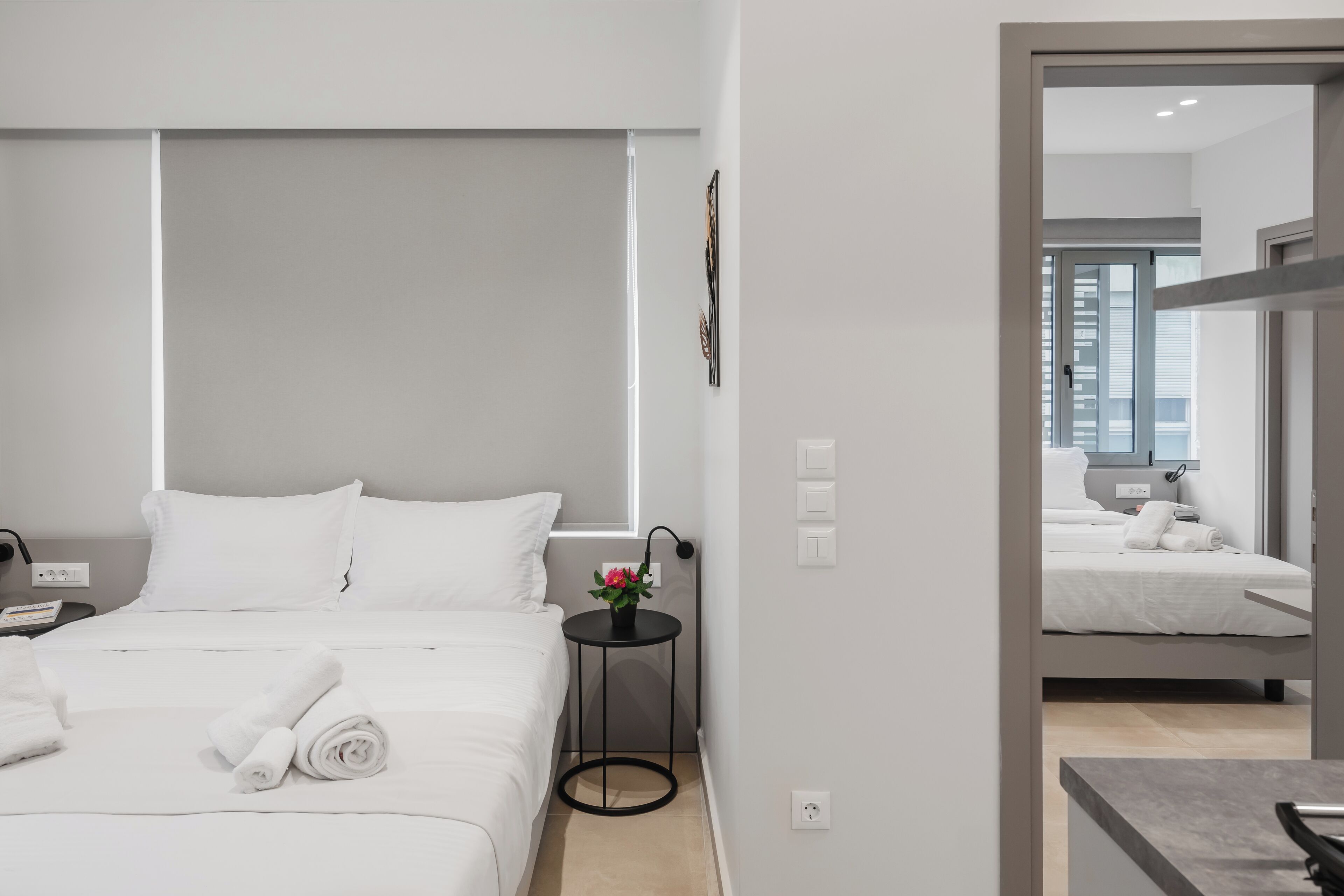 Caja de seguridad en la habitación, cortinas blackout y insonorización 