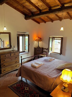 5 bedrooms, desk, travel cot, free WiFi