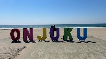 Vlak bij het strand, ligstoelen aan het strand, strandlakens