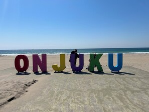 Tæt på stranden, liggestole, badehåndklæder