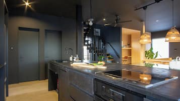 Geladeira, micro-ondas, fogão, cooktop