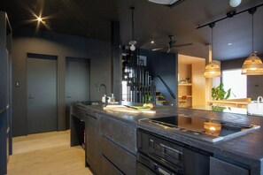 Een koelkast, een magnetron, een oven, een kookplaat