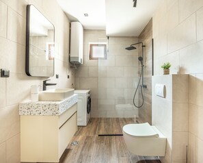 Haartrockner, Handtücher, Seife, Toilettenpapier