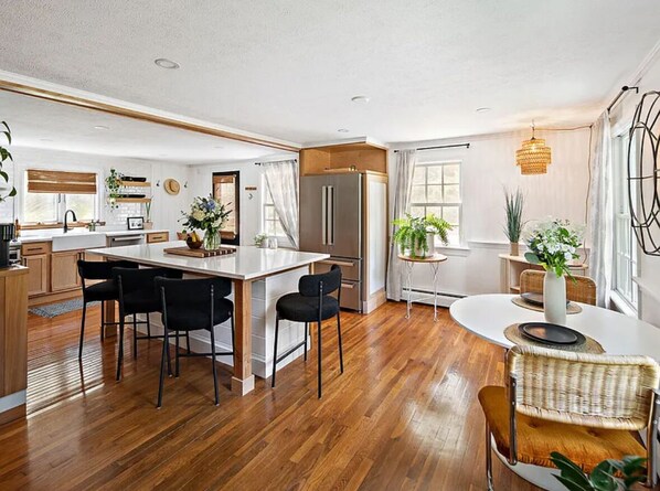 Een koelkast, een microgolfoven, een oven, een kookplaat