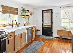 Een koelkast, een microgolfoven, een oven, een kookplaat