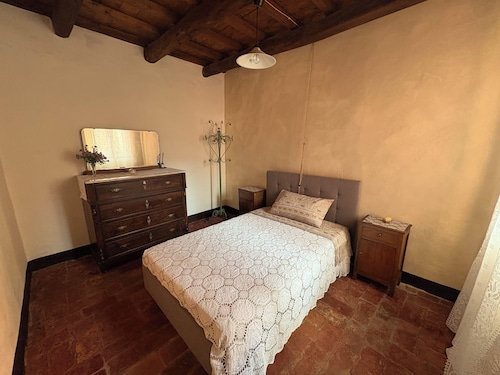 Within walking distance of downtown, with free public parking