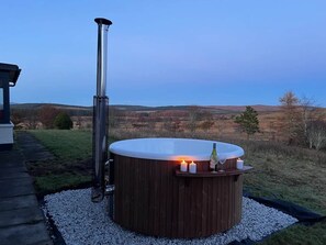 Outdoor spa tub - The Challenger Estate - Lodge (Lairg)
