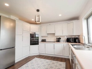 Fridge, microwave, oven, stovetop - The Challenger Estate - Lodge (Lairg)