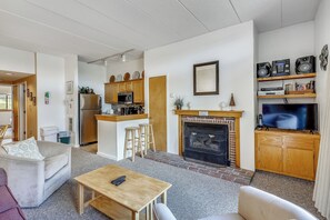 TV, fireplace