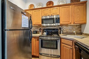 Fridge, microwave, stovetop, dishwasher