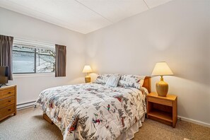 1 bedroom, Internet - Pinnacle A03, great open floor plan at the base of Killington. Wonderful outdoor pool and hot tub. Close to golf and hiking. (Killington)