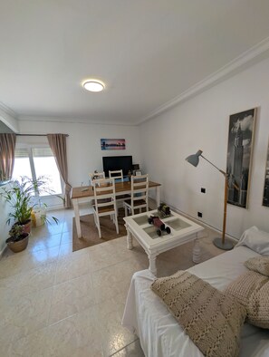 3 slaapkamers, een strijkplank/strijkijzer, gratis wifi, beddengoed