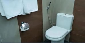 Deluxe Double Room, Balcony, Mountain View | Bathroom | Free toiletries, towels, soap, shampoo - Kandy Grand Ocacia (Kandy)