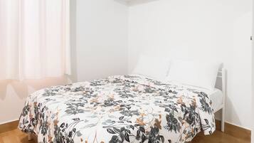 1 dormitorio, tabla de planchar con plancha, Internet y ropa de cama