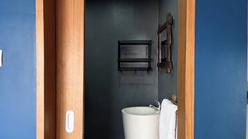 Shower, jetted tub, hair dryer, towels