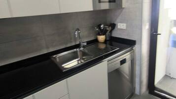 Microondas, horno, placa de cocina y lavavajillas