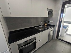 Microonde, forno, piano cottura, lavastoviglie