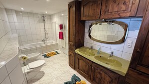 Bidet, towels, soap, toilet paper - Vacation apartment Annemarie (Tirol)