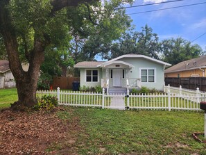 Exterior - Welcome to this quiet, tranquil and cozy 3-bedroom house in sunny Tampa (Tampa)