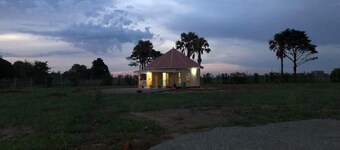 Alberto Gardens - One bedroom cottage in secure, private grounds & free parking