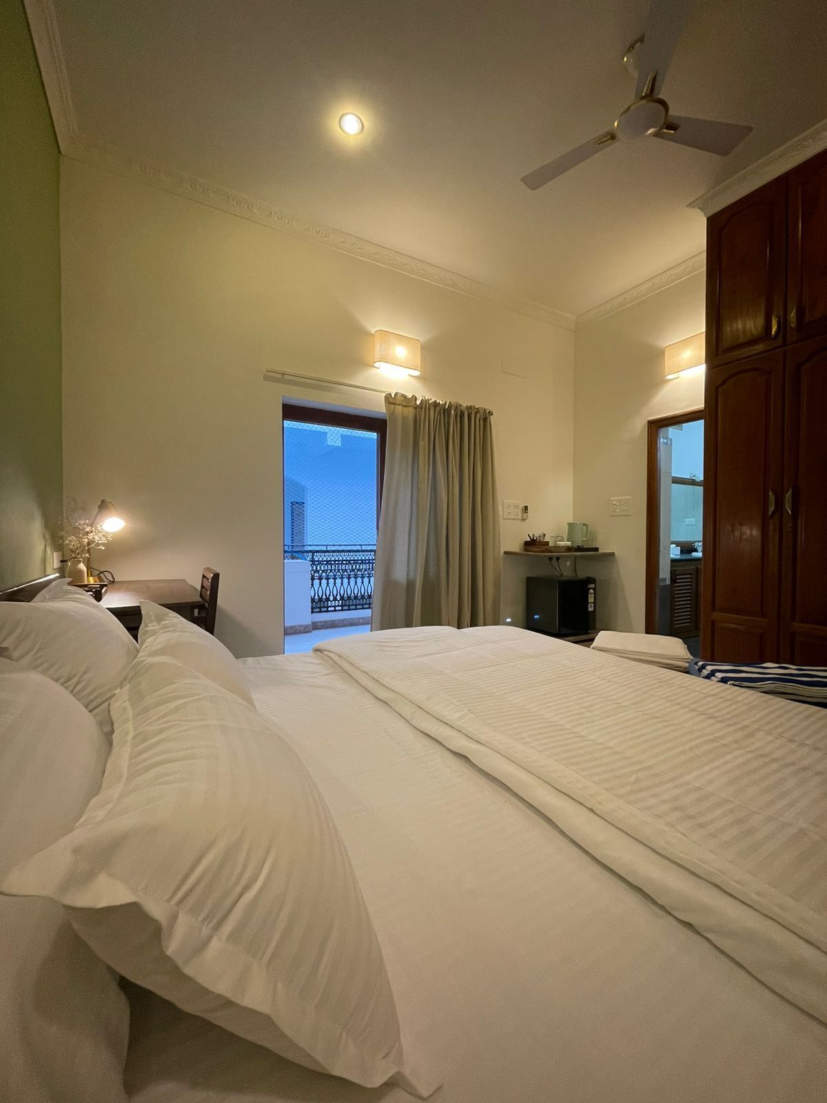 3 bedrooms, iron/ironing board, WiFi, bed sheets