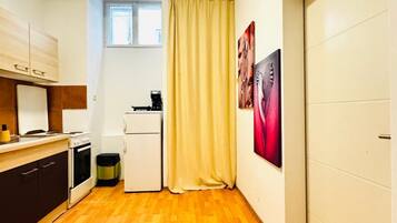 Kühlschrank, Ofen, Herdplatte, Wasserkocher mit Kaffee-/Teezubehör