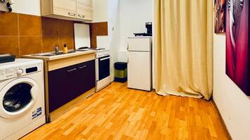 Kühlschrank, Ofen, Herdplatte, Wasserkocher mit Kaffee-/Teezubehör