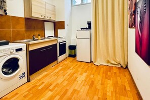 Fridge, oven, stovetop, coffee/tea maker