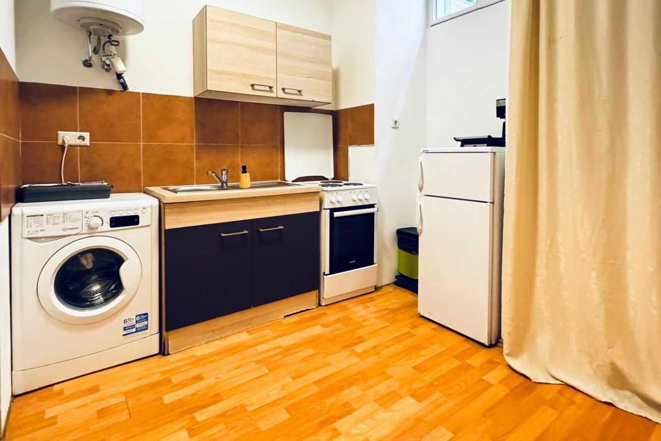 Fridge, oven, stovetop, coffee/tea maker