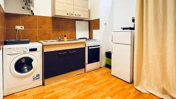 Fridge, oven, stovetop, coffee/tea maker