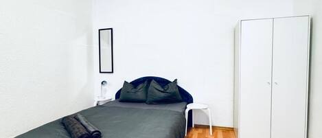 1 makuuhuone, silitysrauta/-lauta, vuodevaatteet