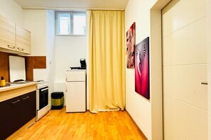 Fridge, oven, stovetop, coffee/tea maker