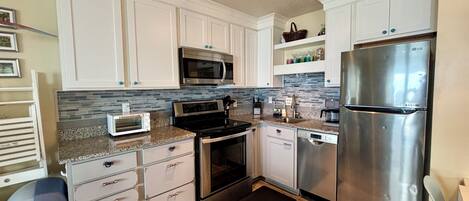 Refrigerador, microondas, horno y parrilla de estufa