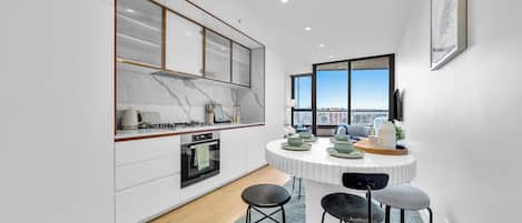 Fridge, oven, stovetop, dishwasher