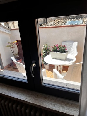 Chambre Familiale, vue ville | Terrasse/Patio