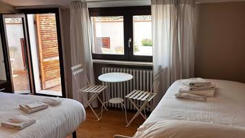 Familienzimmer, Stadtblick | Hochwertige Bettwaren, Betten mit Memory-Foam-Matratzen, Minibar