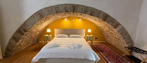 أغطية فراش متميزة وأسرّة بإسفنج يتكيف مع شكل الجسم وميني بار