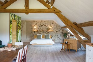 Premier House, Patio, Valley View | Soundproofing, iron/ironing board, free WiFi - La vallée des Elements (Chiddes)