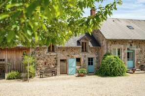 Front of property - La vallée des Elements (Chiddes)